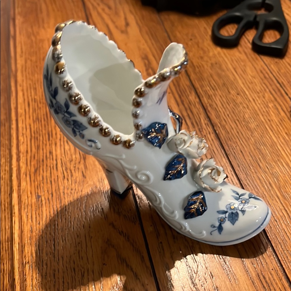 Elegant Blue and White porcelain Decorative Shoe